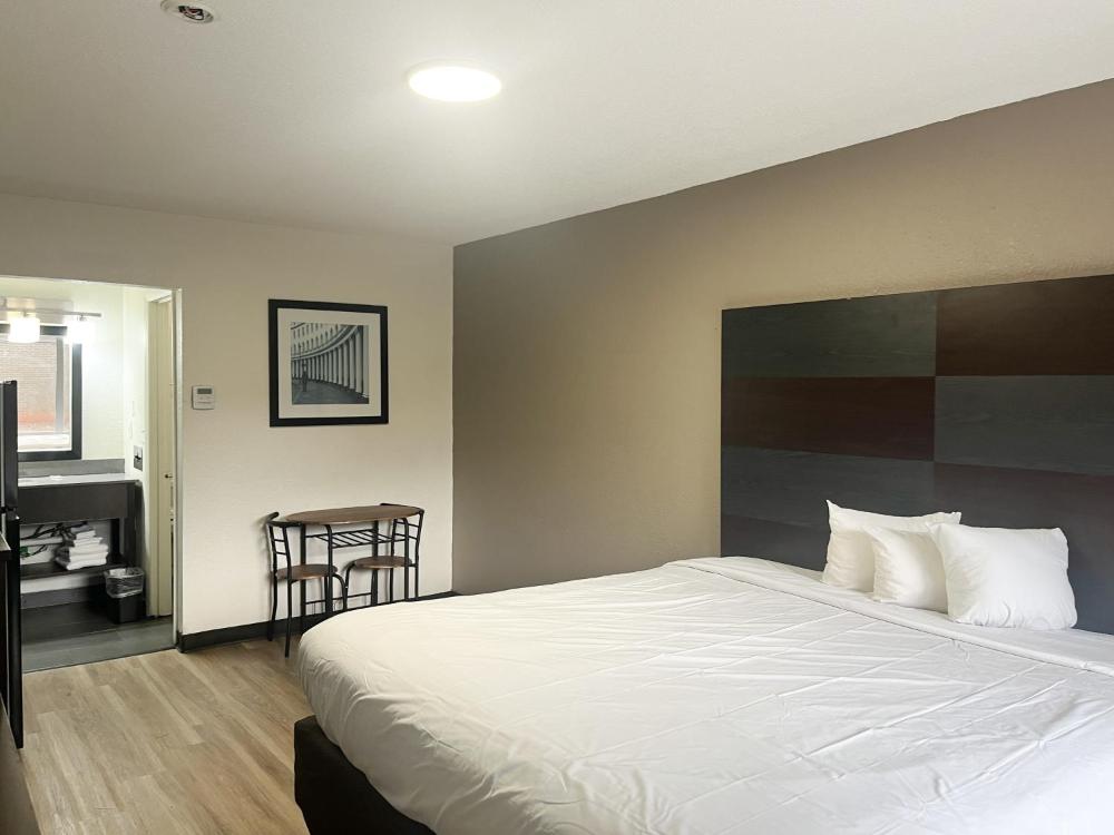 King Room - Non-Smoking interior